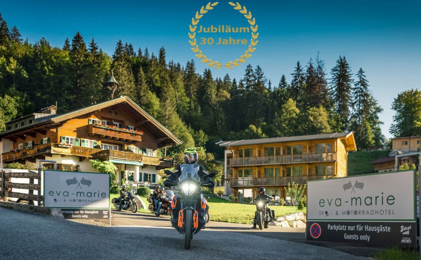 30 Jahre Jubiläums Bike Wochen Motorradfahrer verlassen Hotel Eva-Marie vor Waldkulisse, 30-jähriges Jubiläum