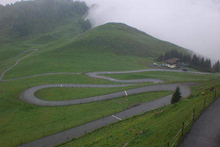 Sonnleiten 7: Gerlospass, Pass Thurn, Kitzbühlerhorn (1.670 m) Serpentinenstraße auf grünen Hügeln bei nebligem Wetter