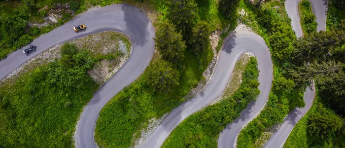 Hotel Jägerhof **** © Moppetfoto.de Luftaufnahme einer kurvigen Bergstraße mit Motorrädern und grüner Vegetation