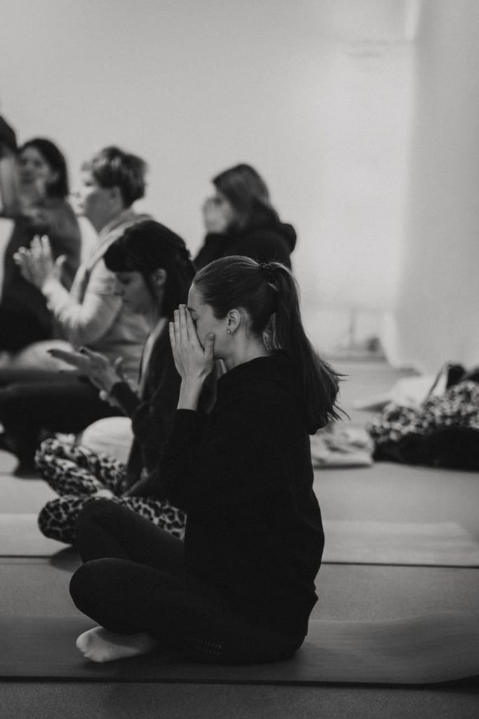 SoulSpace Retreat - Reinigen. Loslassen. Ankommen. Gruppe von Menschen in Madsitz auf Matten in einer Meditations- oder Yogaklasse