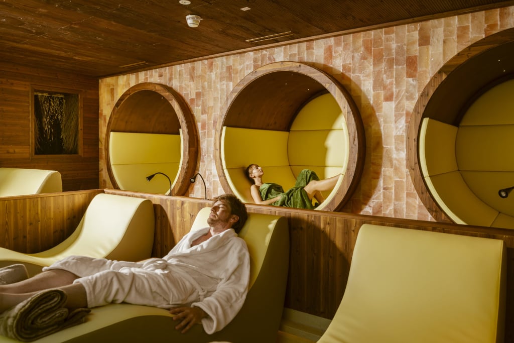 Jägerhof Beautytage – im Revier der Möglichkeiten Personen entspannen in einem modernen Spa mit bequemen Liegen und Rundnischen
