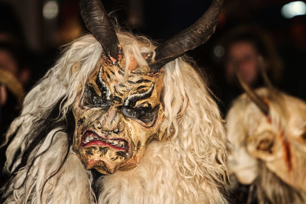 Traditionelle Krampus-Maske mit Hörnern und weißem Fell