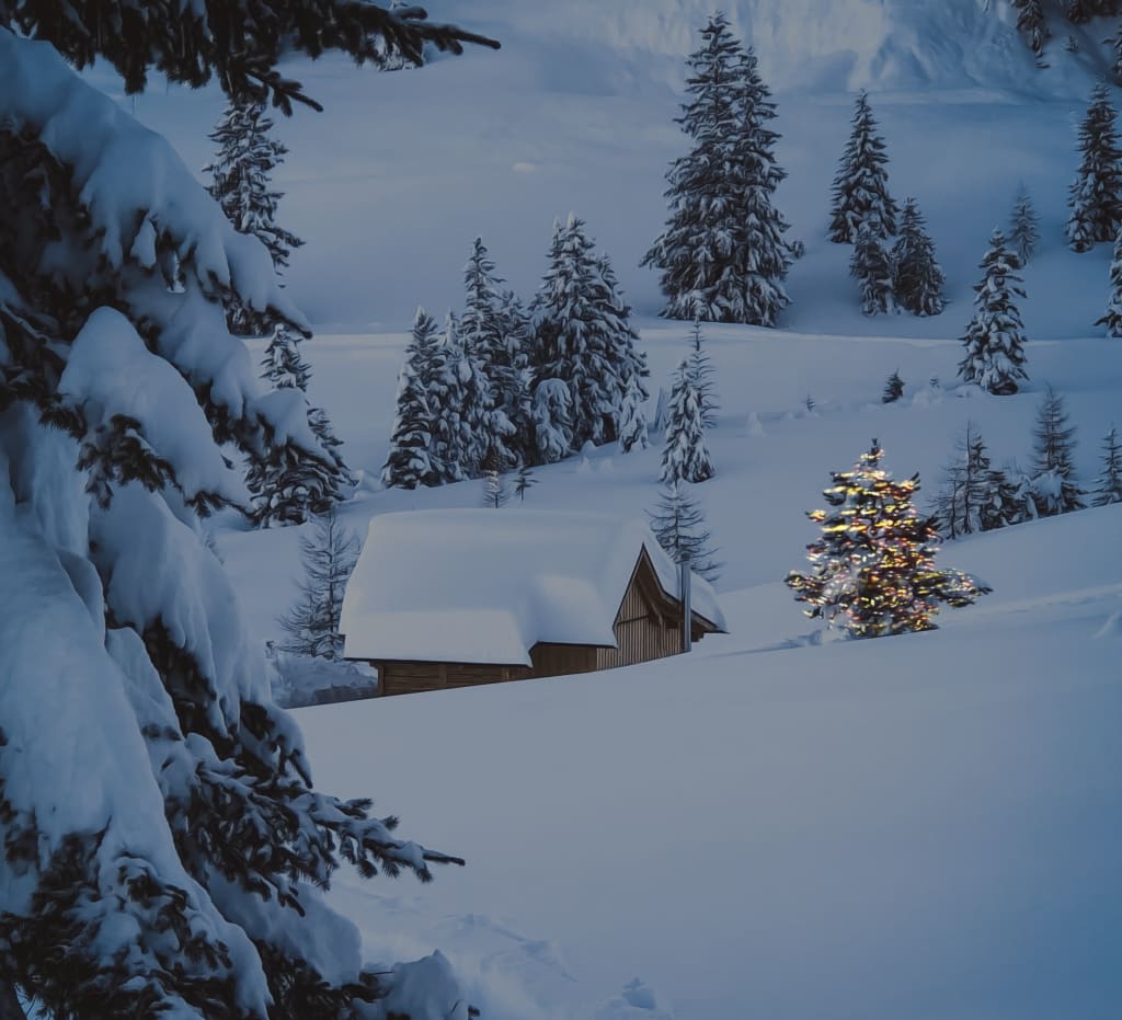 Ihr Weihnachtsfest im Schnee Schneebedeckte Hütte und beleuchteter Tannenbaum in verschneiter Winterlandschaft